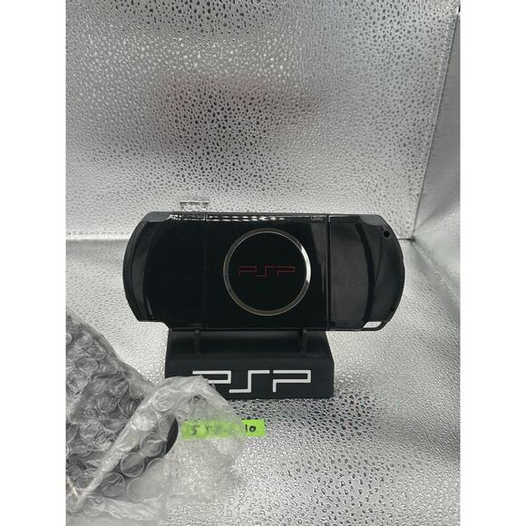 Red and black psp 3000 w/charger & new battery - Picture 3 of 7